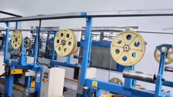 深圳光博會(huì)揭幕，AR眼鏡用上一個(gè)光機(jī)驅(qū)動(dòng)雙眼，超3800家企業(yè)參展 